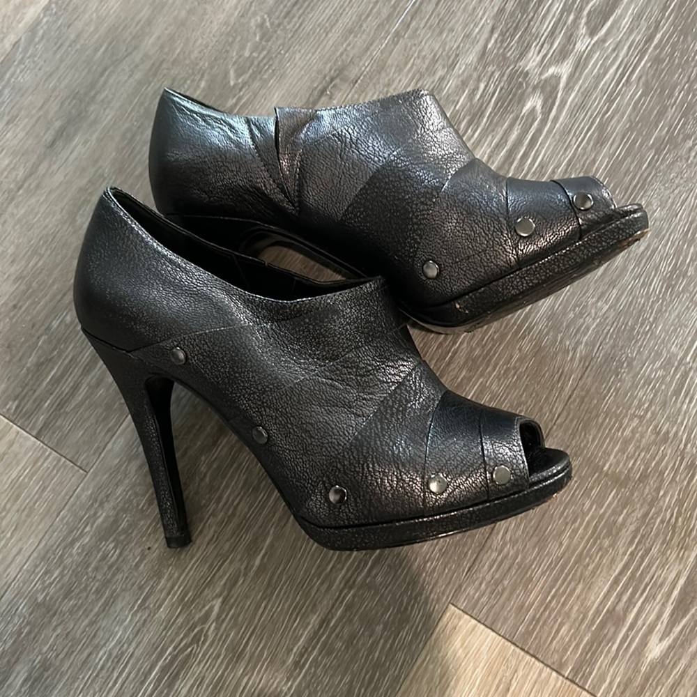 Diane Von Furstenberg … cute heels!! Great shape!